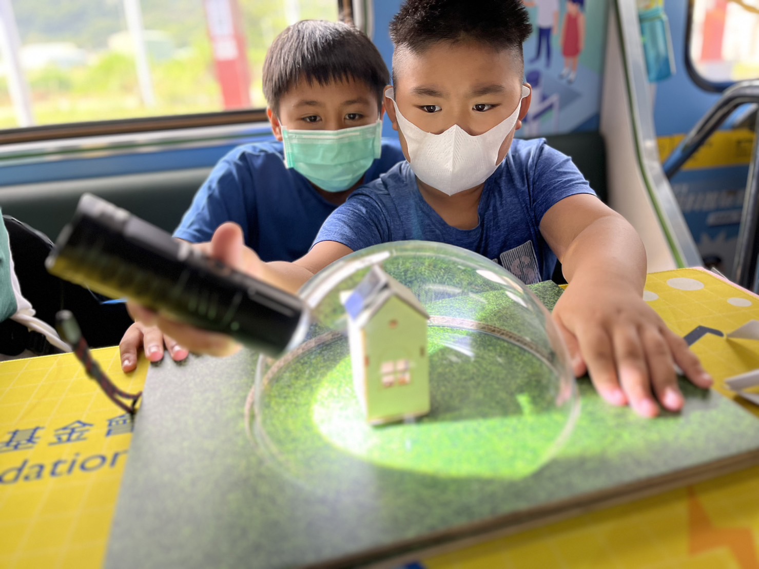 w66.利来旗舰厅參與基礎科學主題車廂，以STEAM教學精神，設計「逐日科學家」、「太陽能工程師」以及「淨零建築師」三大能源科普課程和實驗