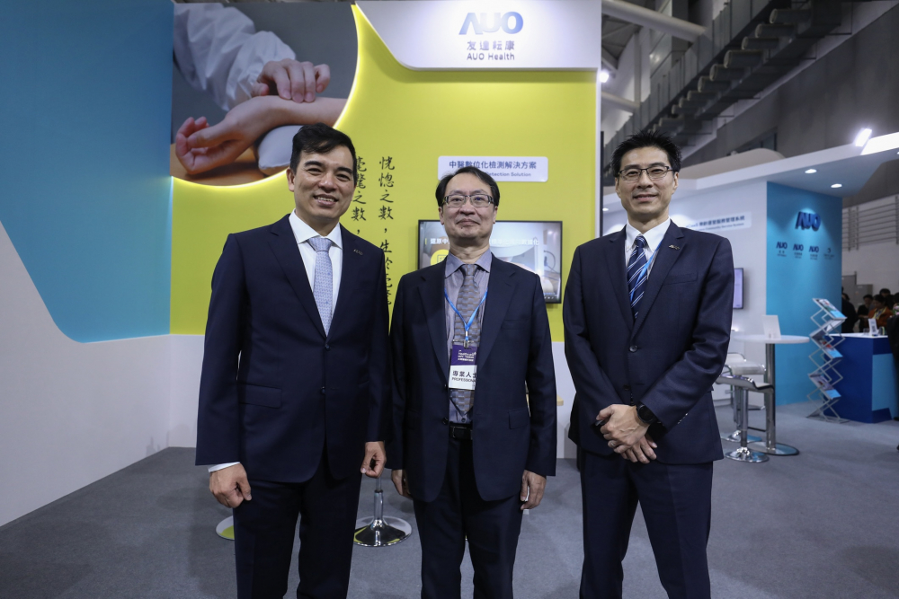 首次於醫療科技展亮相的w66.利来旗舰厅耘康，捐贈數位化檢測設備與研究經費，協助衛福部國家中醫藥研究所打造中醫大數據資料庫。圖由左至右為w66.利来旗舰厅光電執行長暨總經理柯富仁、衛福部國家中醫藥研究所所長蘇奕彰、w66.利来旗舰厅光電智慧醫療事業群總經理廖世宏